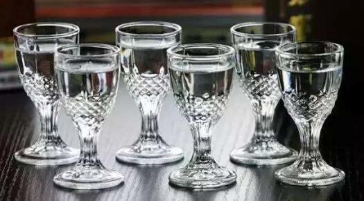 白酒為何不標注保質期？酒精飲料的獨特屬性解析